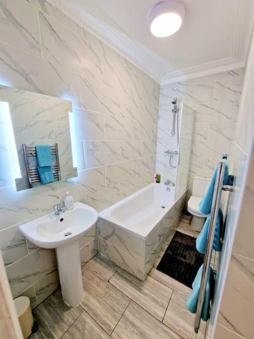 Charming With Private Balcony, On 1st Floor, With 2 Bathrooms, 3 Min Walk To Earl's Court Station Apartament Londra