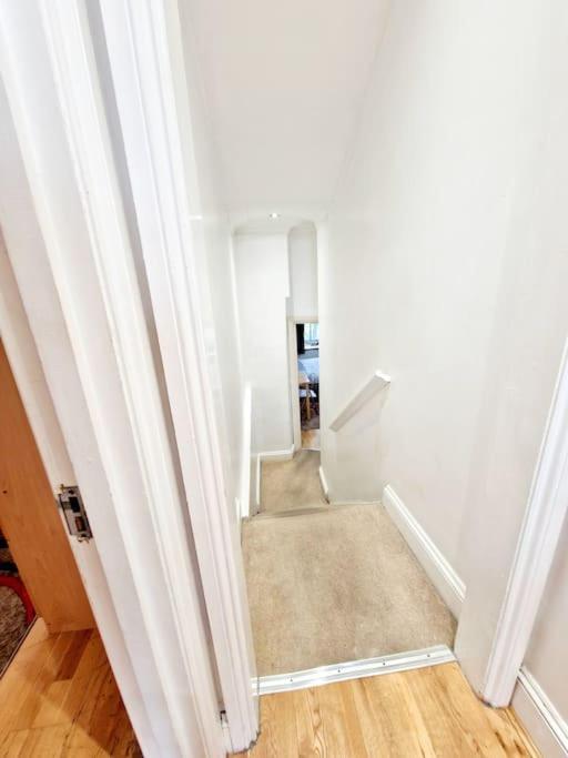 Charming With Private Balcony, On 1st Floor, With 2 Bathrooms, 3 Min Walk To Earl's Court Station Londra