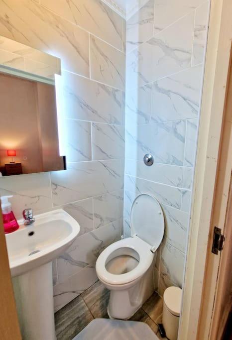 Apartament Charming With Private Balcony, On 1st Floor, With 2 Bathrooms, 3 Min Walk To Earl's Court Station