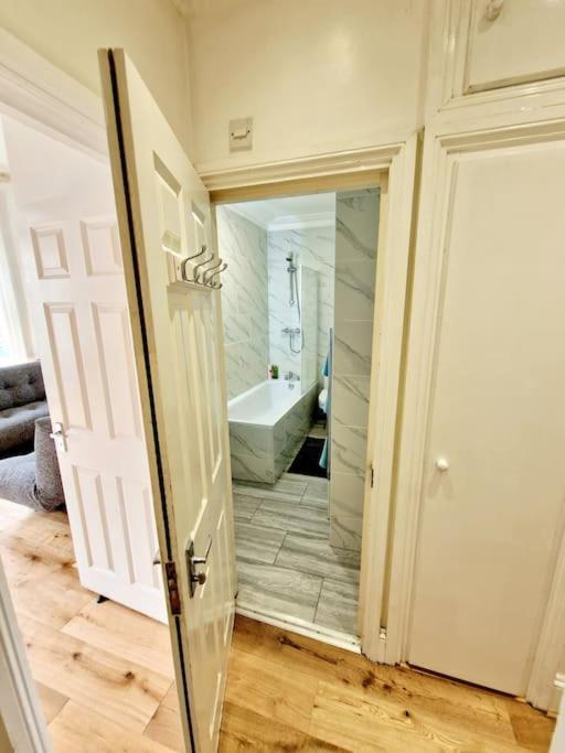 Charming With Private Balcony, On 1st Floor, With 2 Bathrooms, 3 Min Walk To Earl's Court Station Apartament Londra