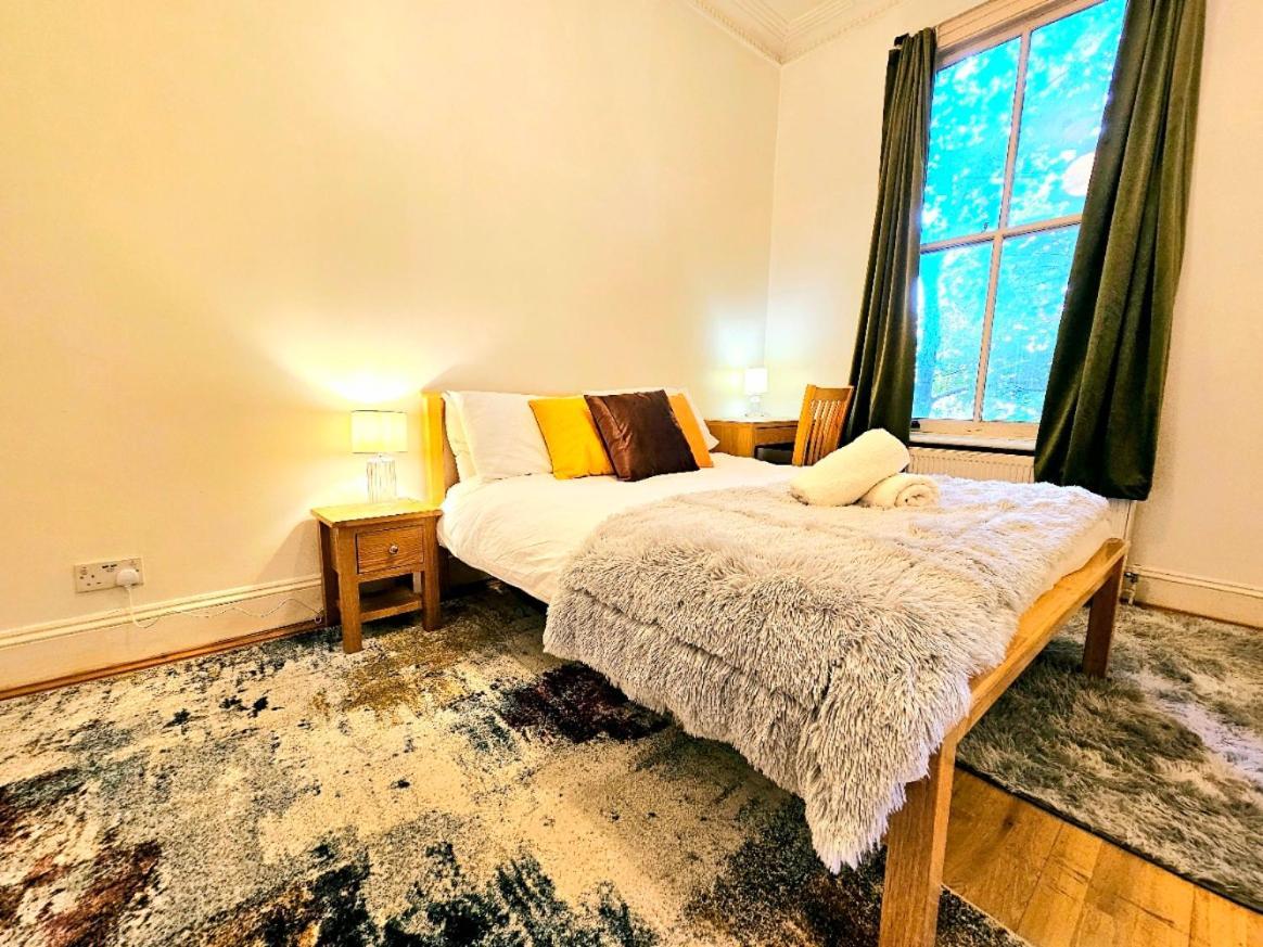 Charming With Private Balcony, On 1st Floor, With 2 Bathrooms, 3 Min Walk To Earl's Court Station Apartament Londra