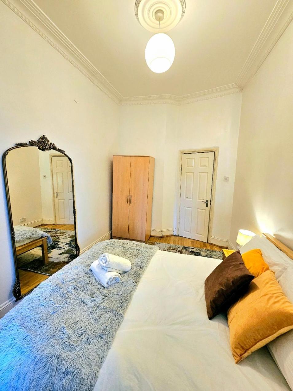 Apartament Charming With Private Balcony, On 1st Floor, With 2 Bathrooms, 3 Min Walk To Earl's Court Station Londra