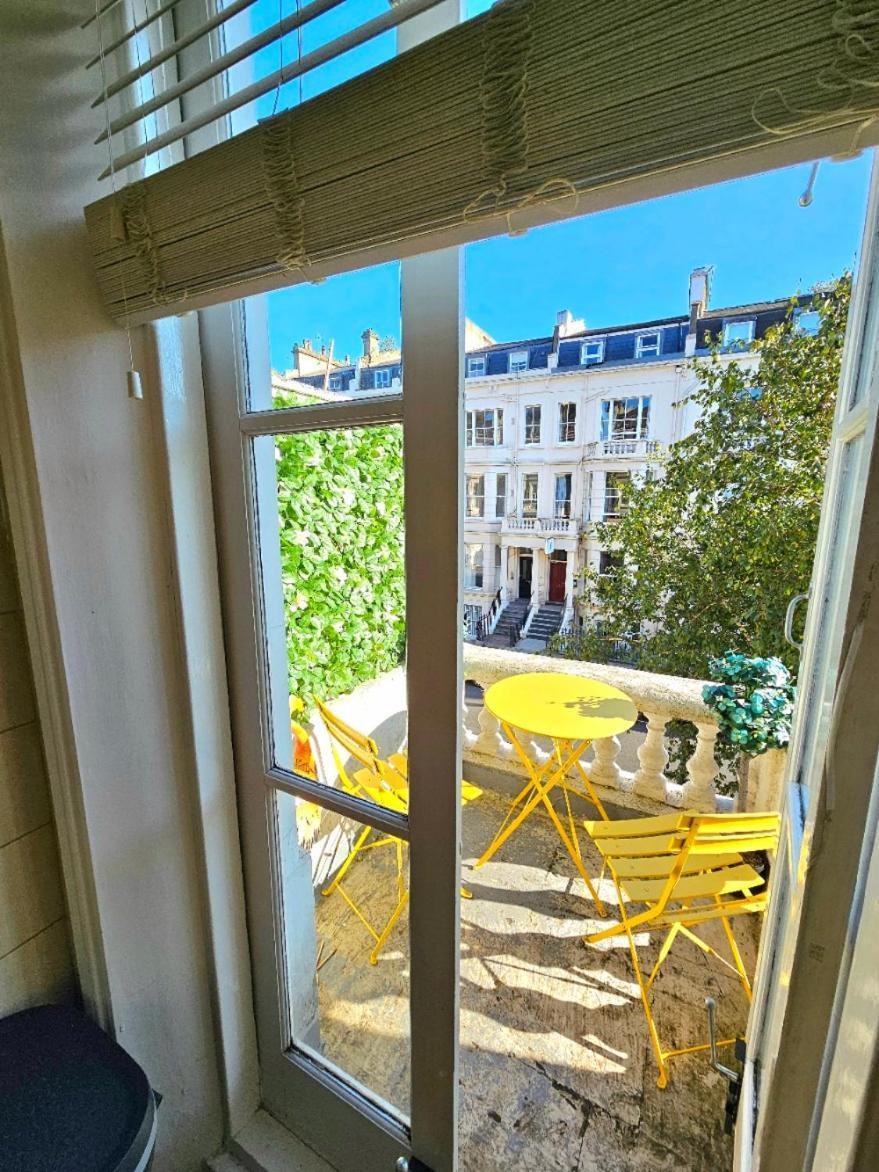 Charming With Private Balcony, On 1st Floor, With 2 Bathrooms, 3 Min Walk To Earl's Court Station Londra