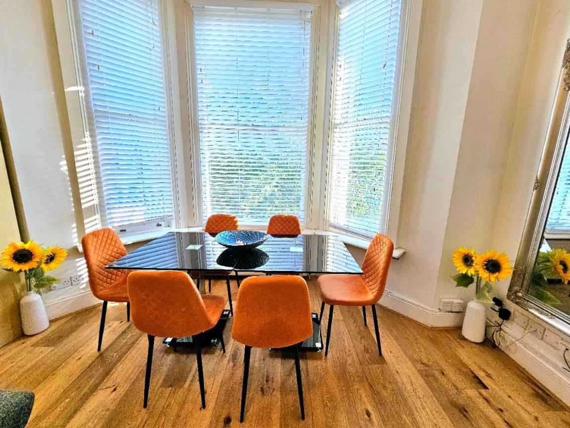 Charming With Private Balcony, On 1st Floor, With 2 Bathrooms, 3 Min Walk To Earl's Court Station * Londra