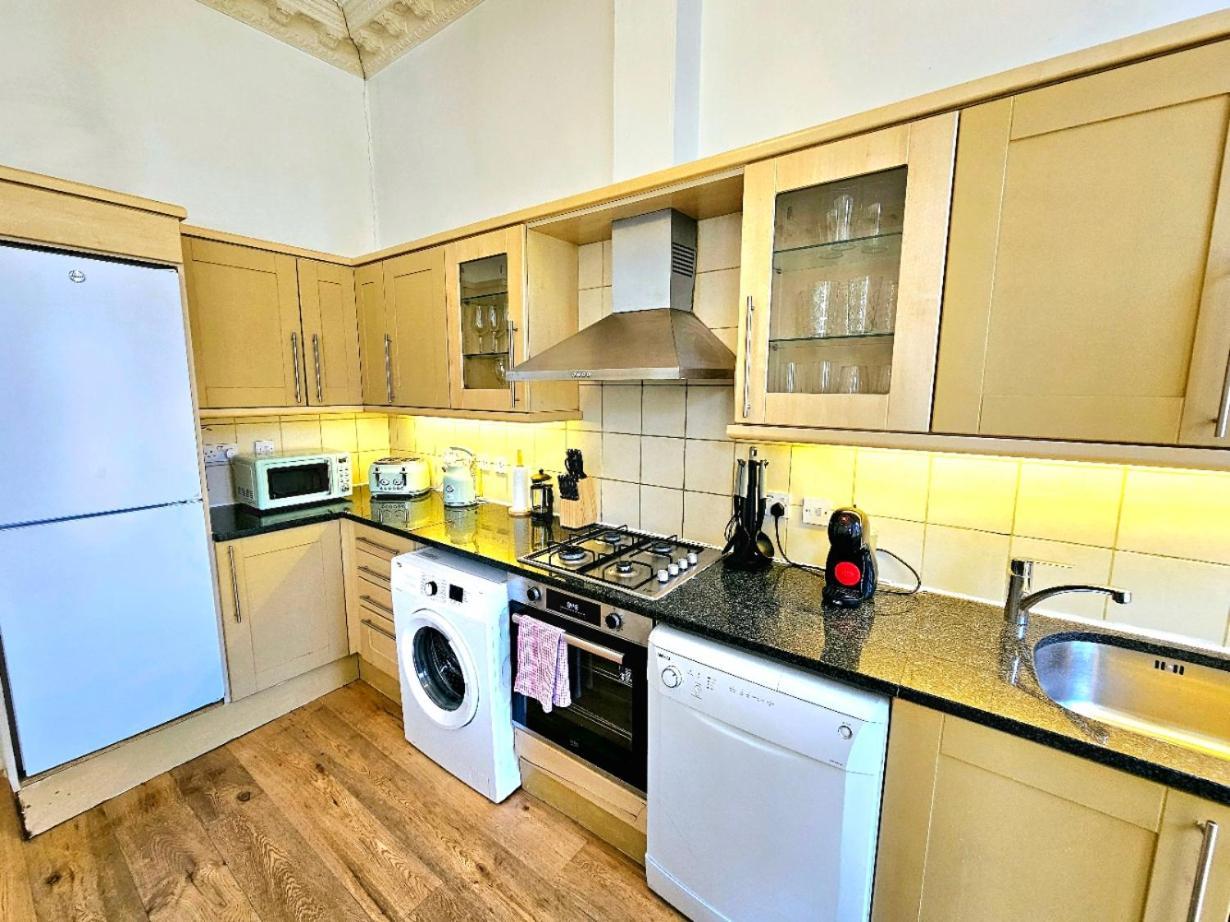 Charming With Private Balcony, On 1st Floor, With 2 Bathrooms, 3 Min Walk To Earl's Court Station Apartament Londra