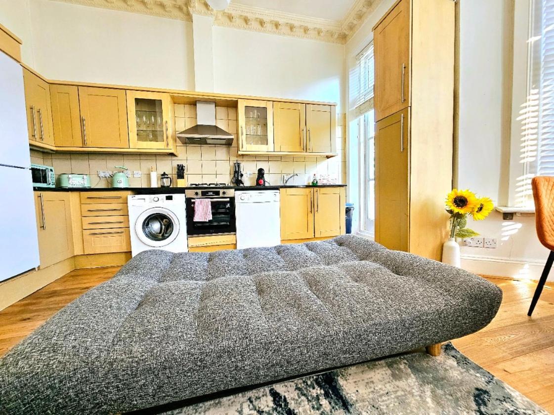 Charming With Private Balcony, On 1st Floor, With 2 Bathrooms, 3 Min Walk To Earl's Court Station Londra