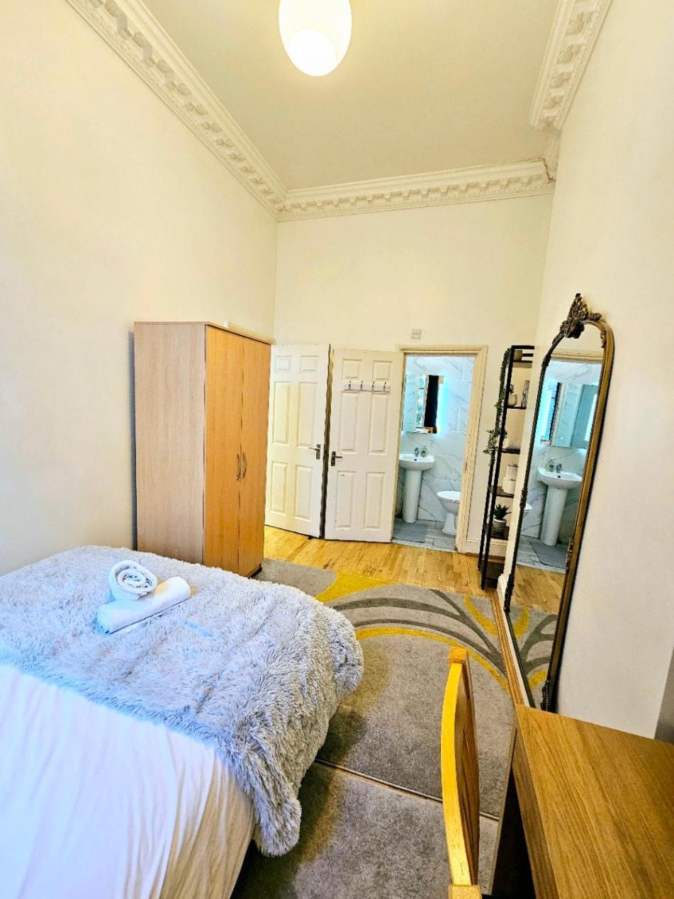Charming With Private Balcony, On 1st Floor, With 2 Bathrooms, 3 Min Walk To Earl's Court Station Apartament