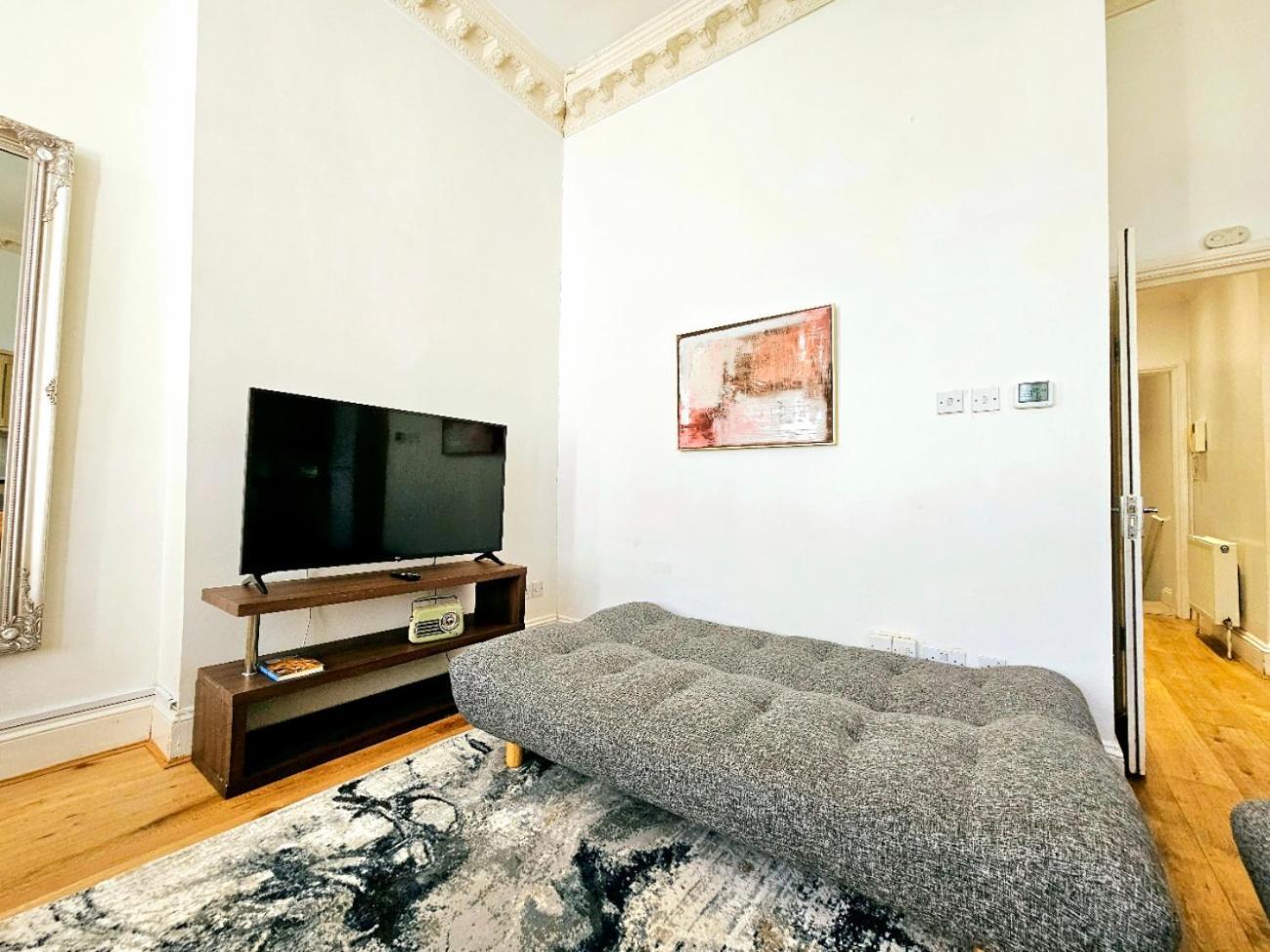 Charming With Private Balcony, On 1st Floor, With 2 Bathrooms, 3 Min Walk To Earl's Court Station Apartament Londra