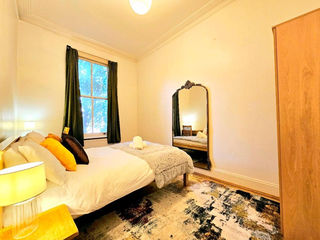 Apartament Charming With Private Balcony, On 1st Floor, With 2 Bathrooms, 3 Min Walk To Earl's Court Station Londra