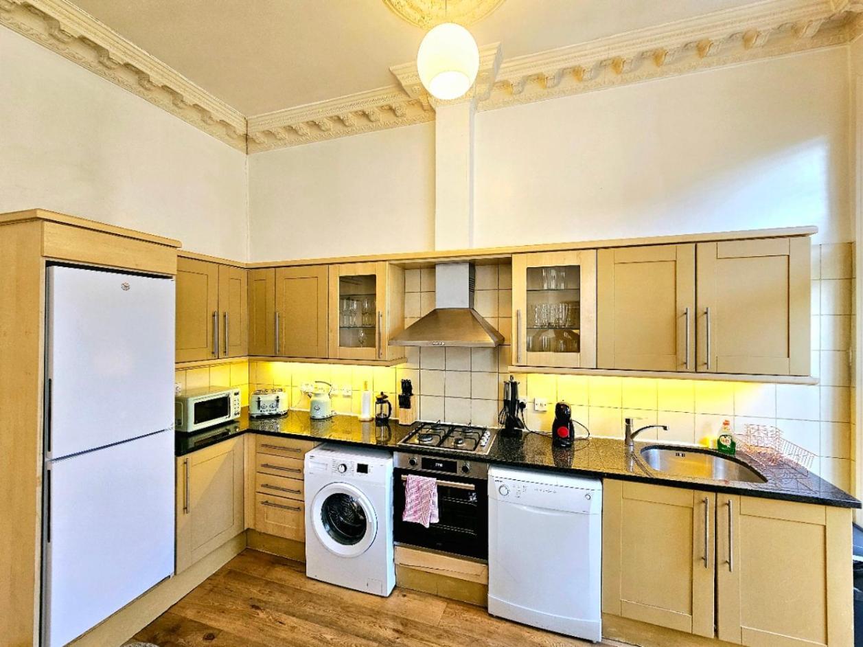 Charming With Private Balcony, On 1st Floor, With 2 Bathrooms, 3 Min Walk To Earl's Court Station Londra