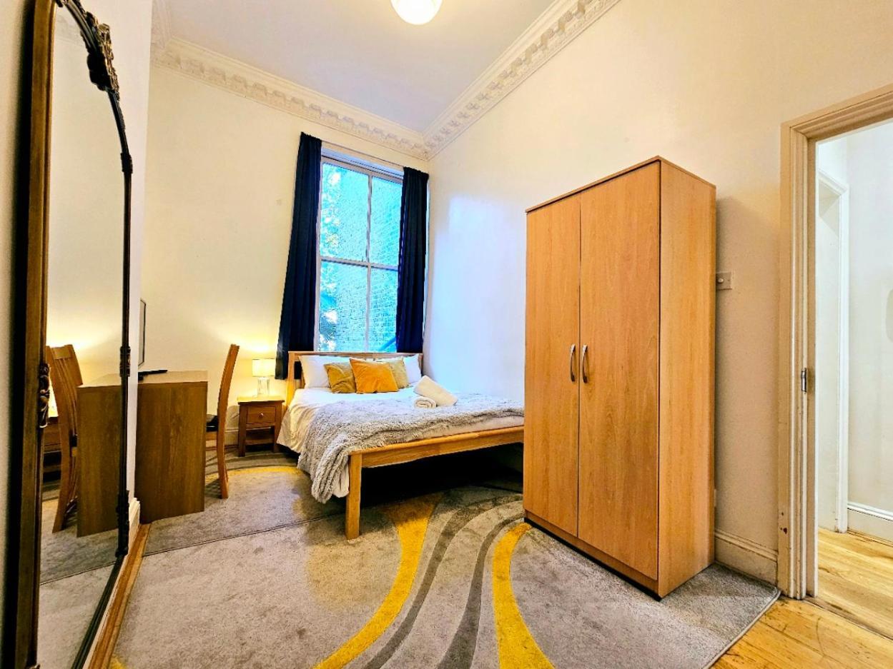 Charming With Private Balcony, On 1st Floor, With 2 Bathrooms, 3 Min Walk To Earl's Court Station * Londra